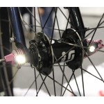 Система освещения, которая монтируется на механизм быстросъёмного крепления колеса