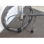 Насос для велосипеда со встроенным датчиком давления и передатчиком Bluetooth